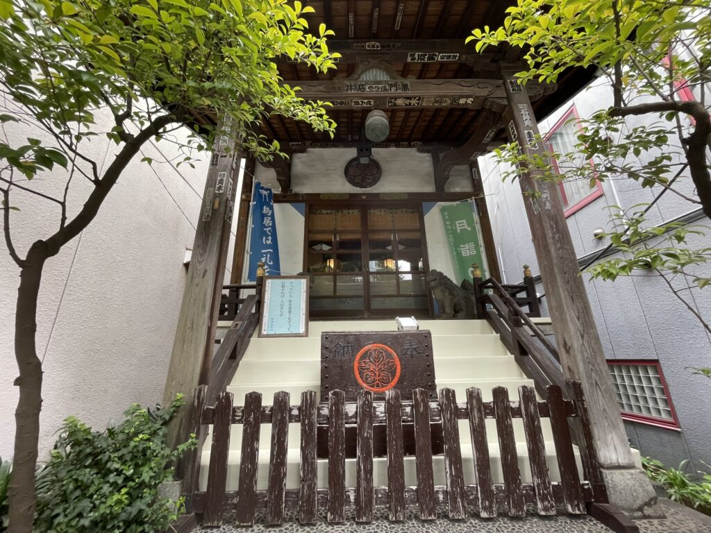 拝殿の正面。格子戸・千木が確認できる。