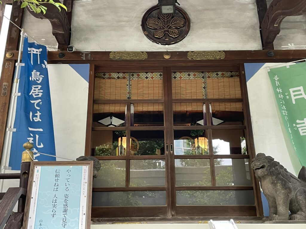 拝殿の向拝（こうはい）部分のアップ。神紋が見える。