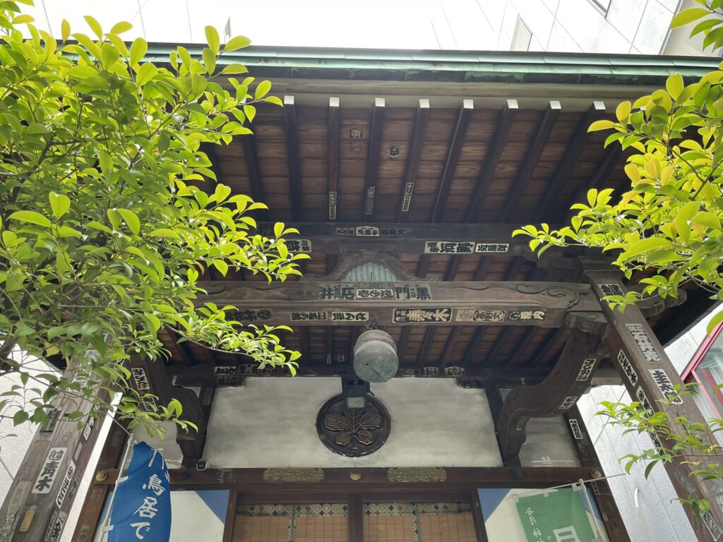 拝殿屋根と周囲の緑。