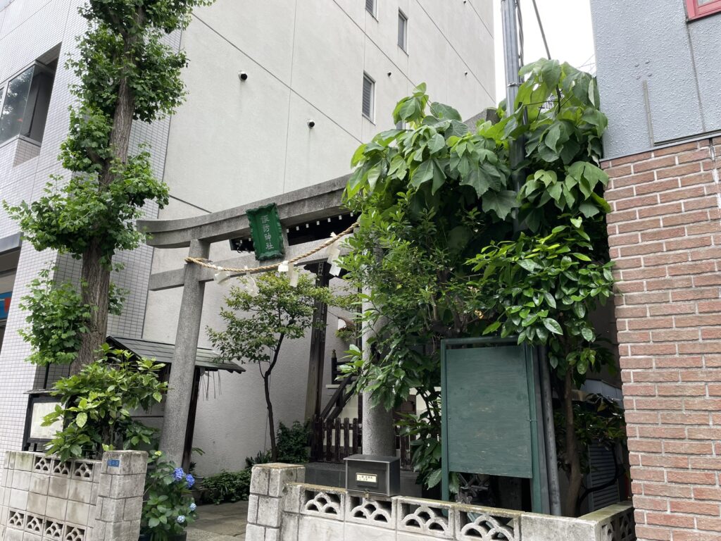 境内周辺の緑・木々の全景。