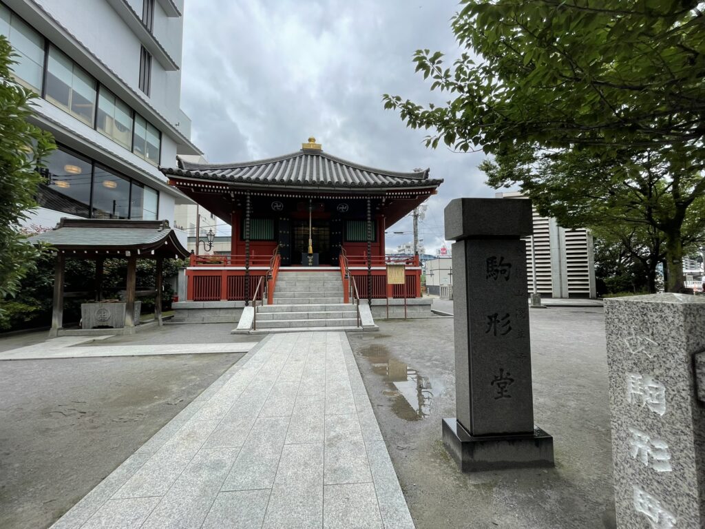 参道から見た駒形堂とお堂の標柱。