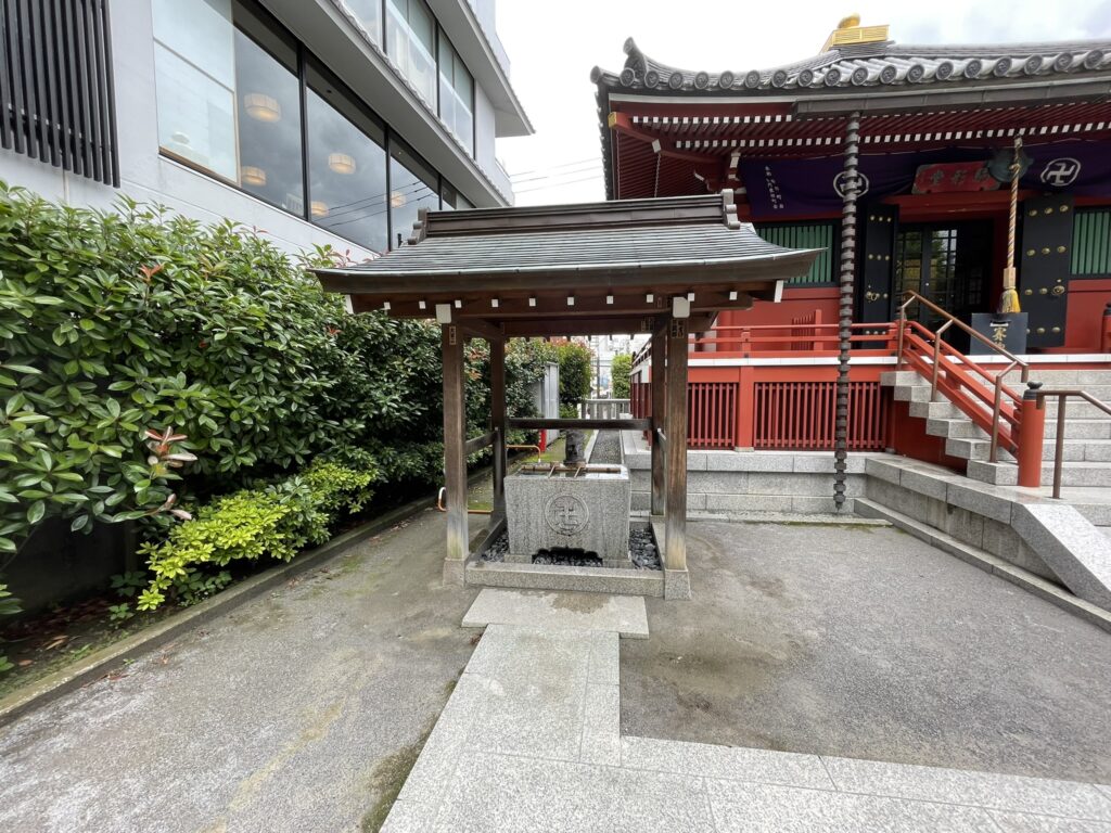 境内にある手水舎（ちょうずや／てみずや）。