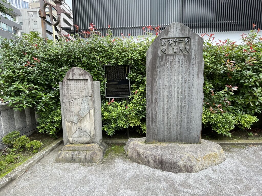 お堂の脇に並ぶ石碑。