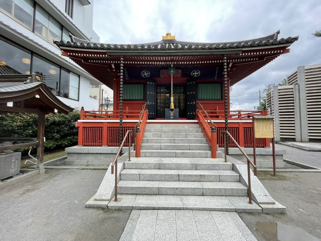 朱塗りの駒形堂の正面・全景。