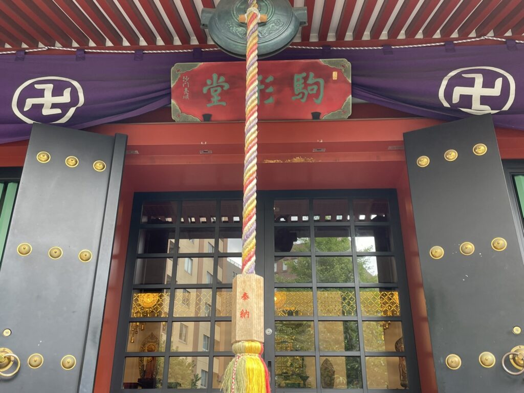 お堂の正面・お賽銭箱と扁額のあたり。