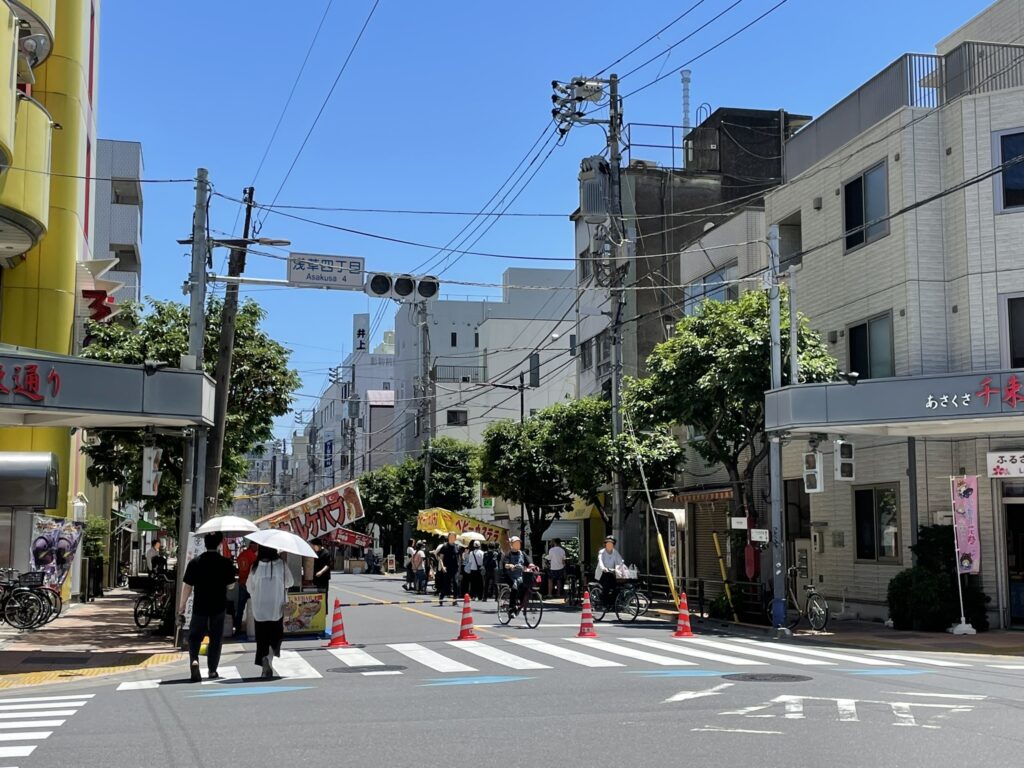 千束通り方面から見たお富士さんの会場。青空の下、歩行者天国が広がる。