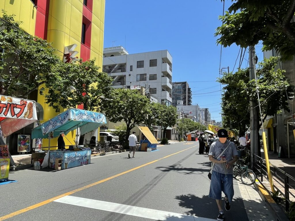 会場入口付近の様子。屋台の準備が整い、人が集まりはじめている。