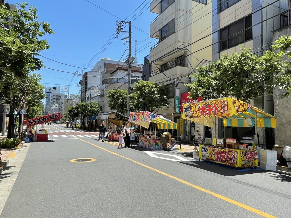 屋台が並ぶ通りの様子。まだ開場まもなく、これから人が増えてきそう。