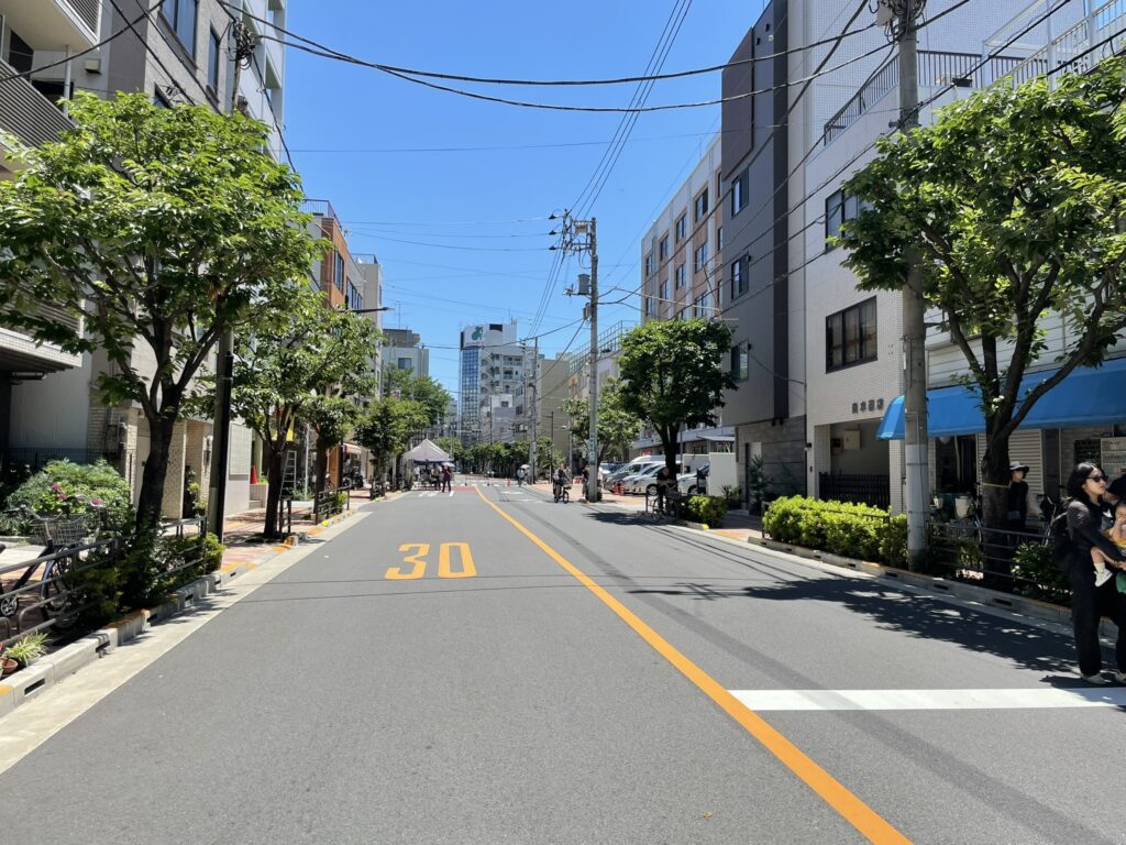 歩行者天国となった通り。昭和の頃は端っこまで屋台がいっぱいだった。