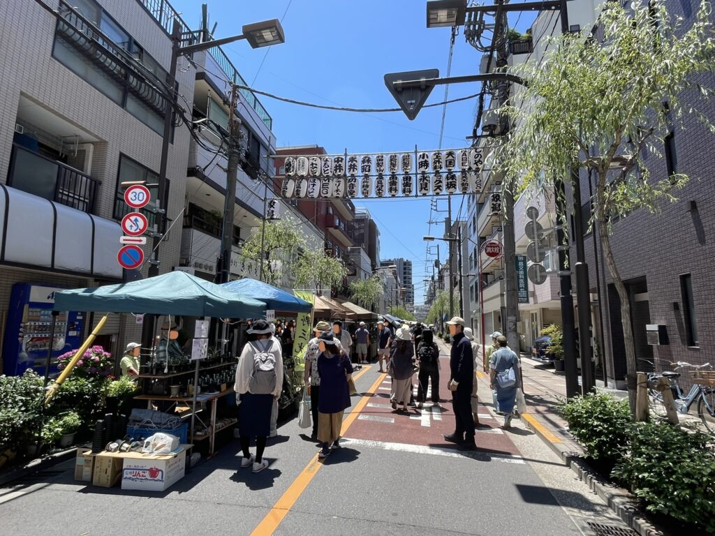 屋台ゾーンから植木ゾーンへの移行あたりの通り。
