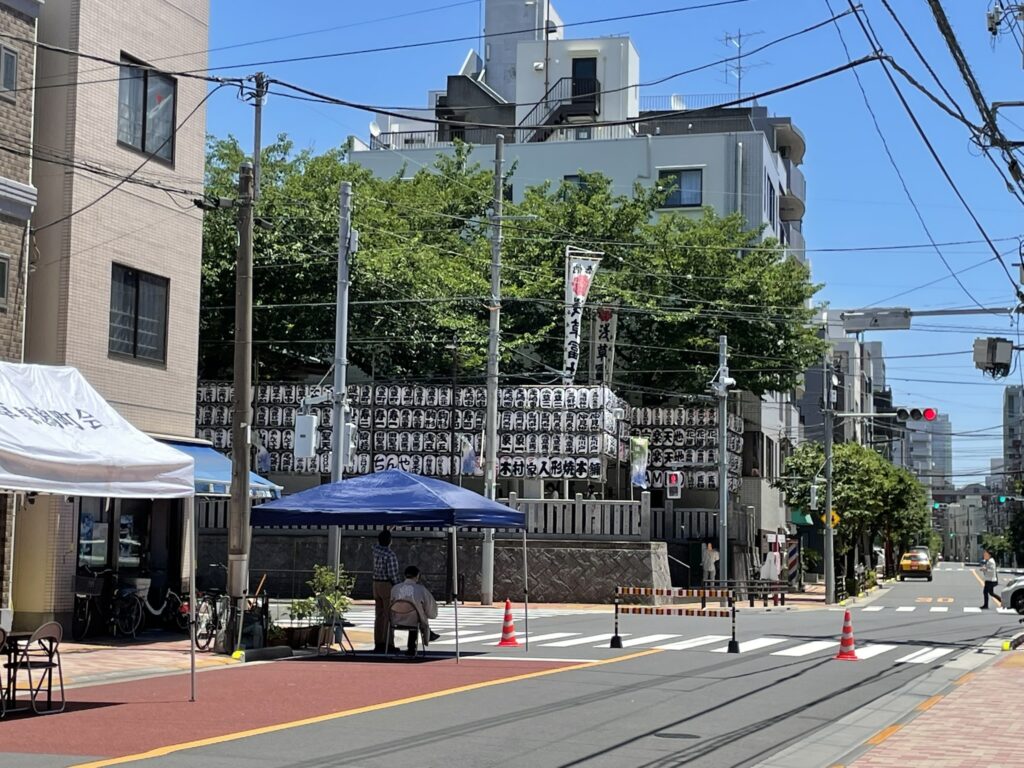 歩行者天国となった通り。昭和の頃は端っこまで屋台がいっぱいだった。