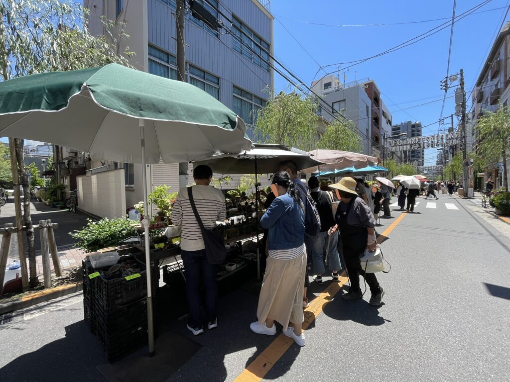 植木の露店が続く通りの全景。緑あふれる露店ストリート。