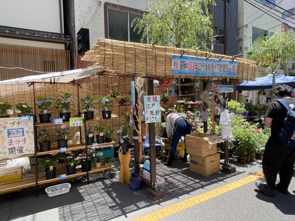 植木の露店をゆっくり見て回るお客さんたち。