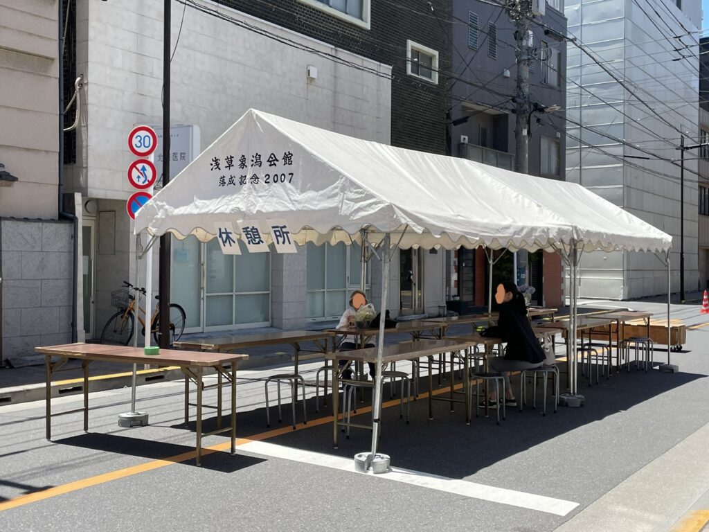 会場内に設置された休憩所。白いテントが日差しを遮る。