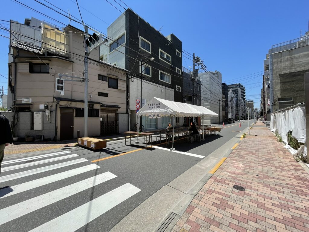 休憩所のある通り。植木ゾーンの中間あたり。