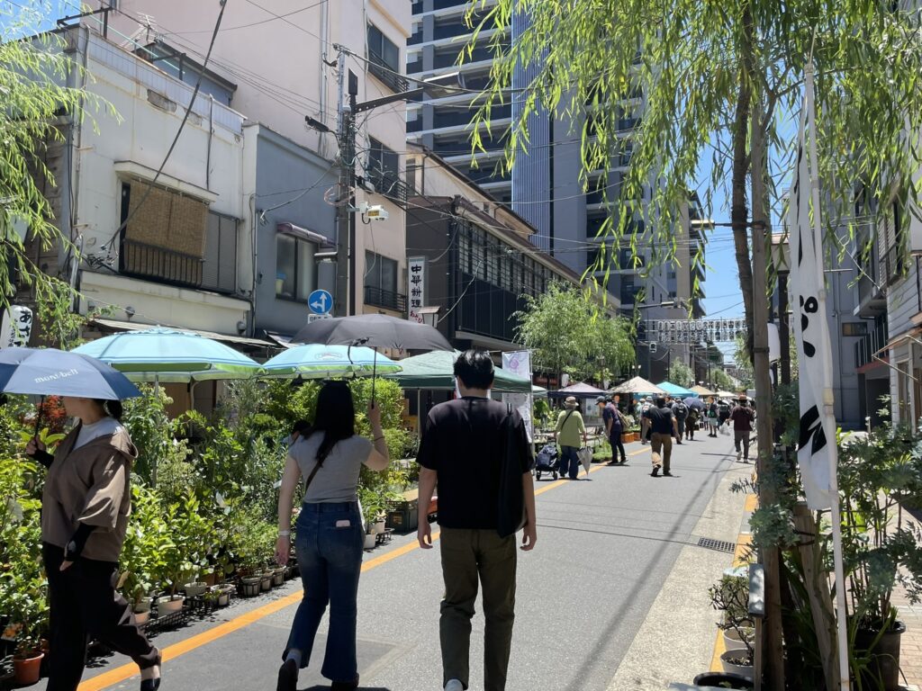 露店ストリートをゆく人々の後ろ姿。言問通り方面へと続く。