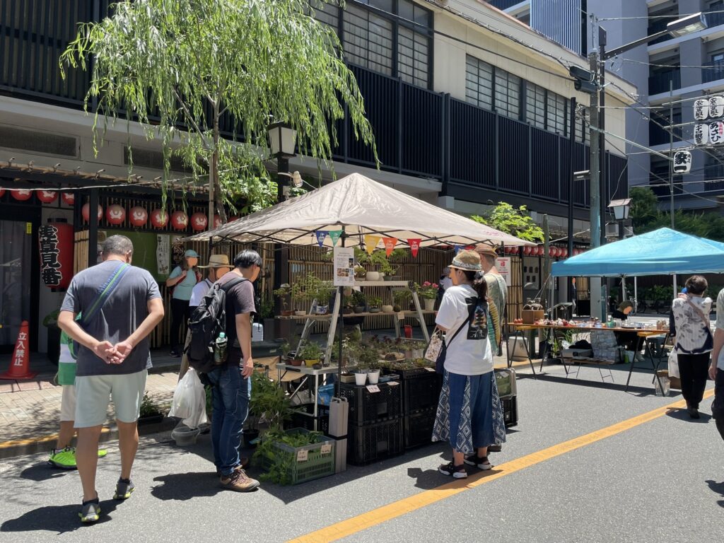 露店が並ぶ通りの様子。言問通りが近づいてきた。