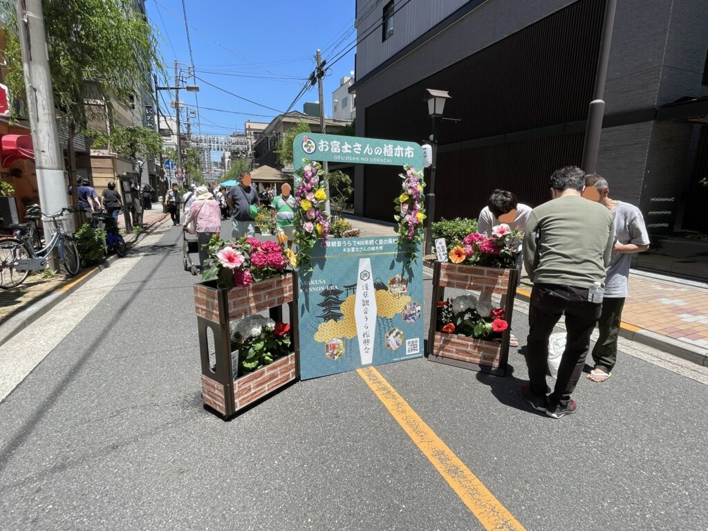 記念撮影用のフォトパネル。パネルに飾られた花が華やか。