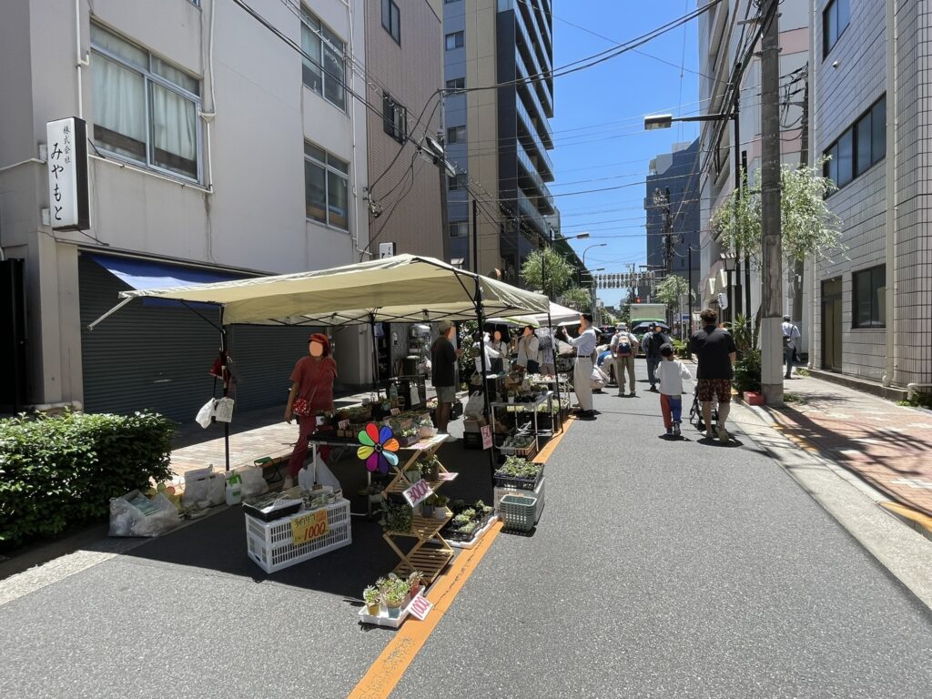 言問通り方面から見た露店ストリートの出口付近。