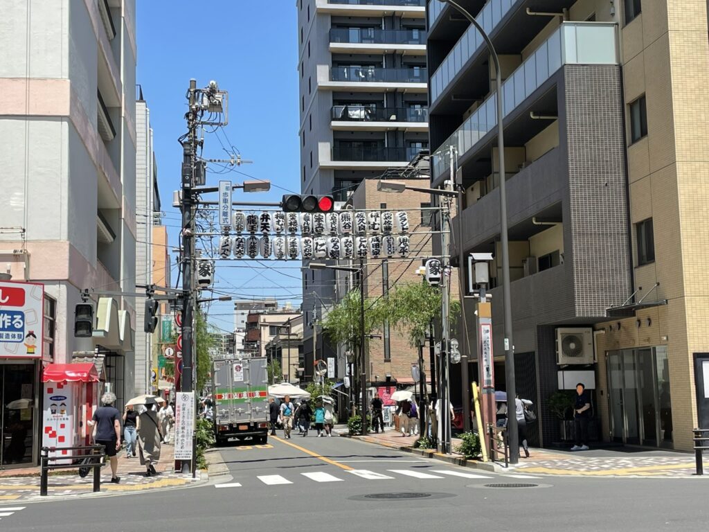 青空の下、お富士さんの会場周辺の通り。祭りの余韻が漂う。