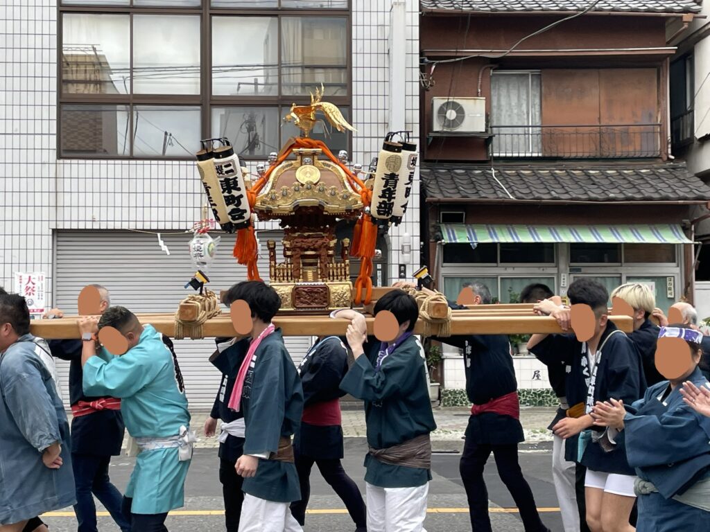 沿道を進む、玉姫稲荷神社の町内神輿。
