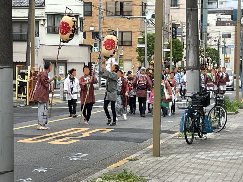 氏子に担がれ、玉姫稲荷神社へ向かう町内神輿。