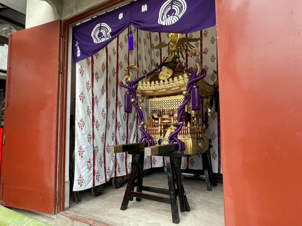 玉姫稲荷神社の、金色に輝く本神輿。
