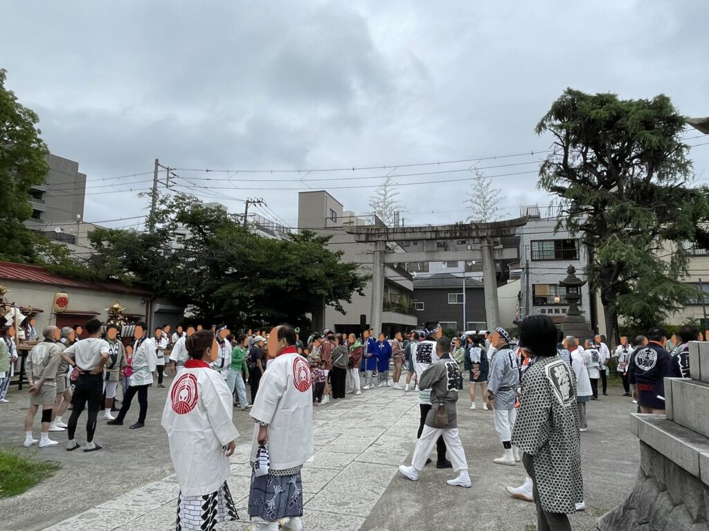 遷霊祭の夜、玉姫稲荷神社に集う人々。