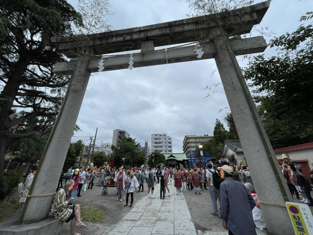 玉姫稲荷神社に集まった、複数の町内神輿。