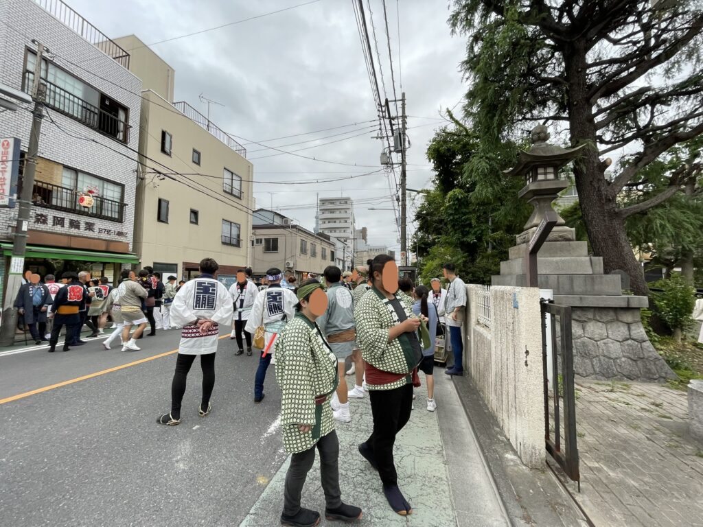 町内神輿とともに神社へ集まる、氏子の方々。