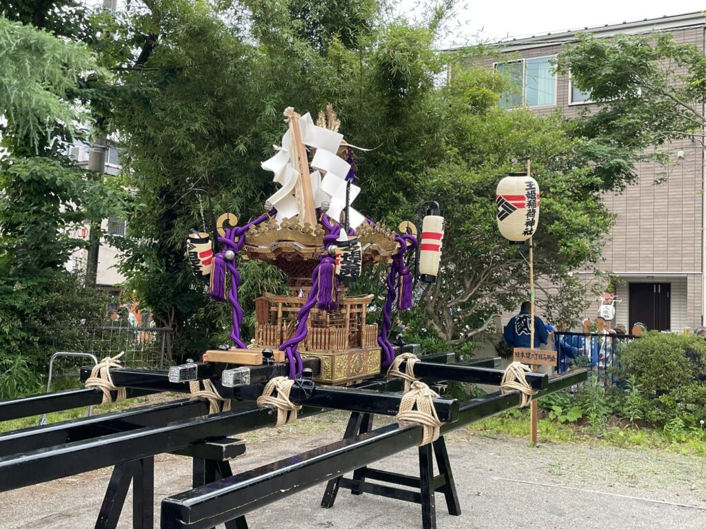 【日本堤二丁目西町会の町内神輿】