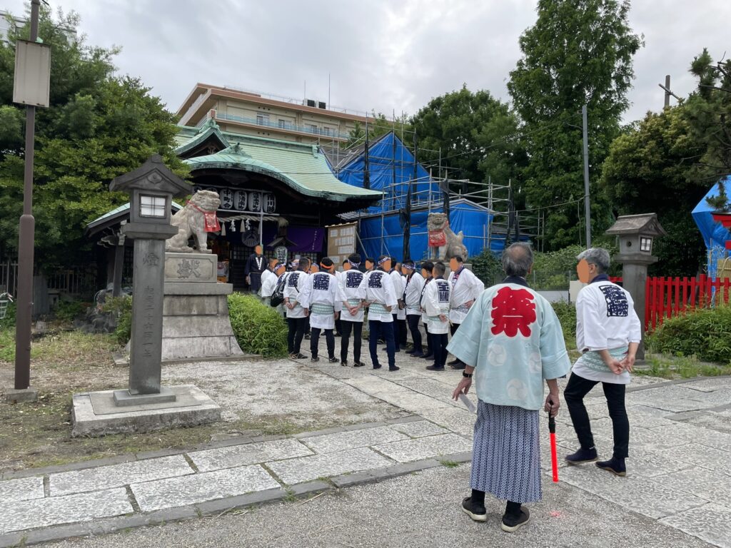 町内神輿へ神様をお遷しする様子。