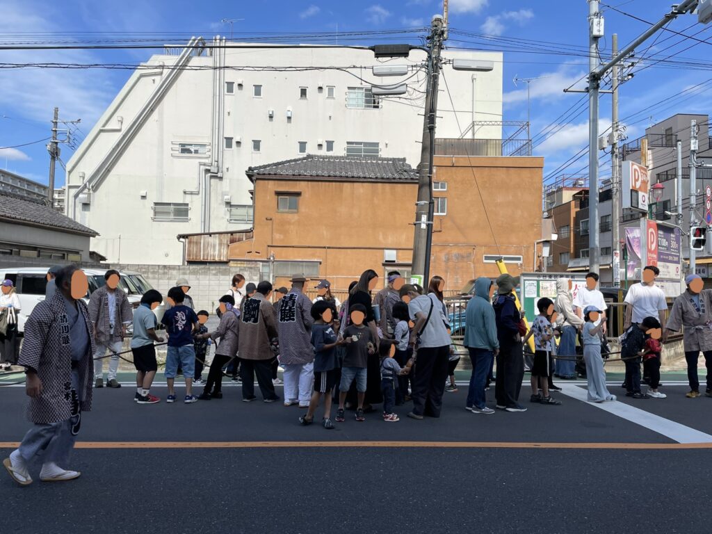 町内を巡る、玉姫稲荷神社の町内神輿。