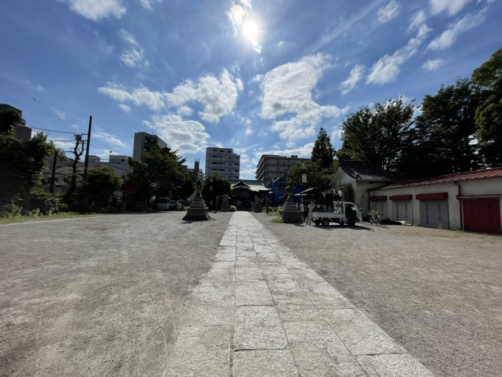 例大祭式典が行われる、玉姫稲荷神社の境内。