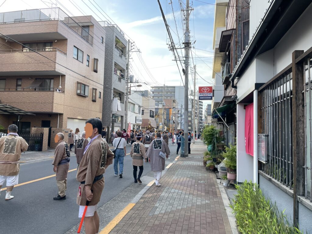 山谷の街を進む、お祭りの行列。