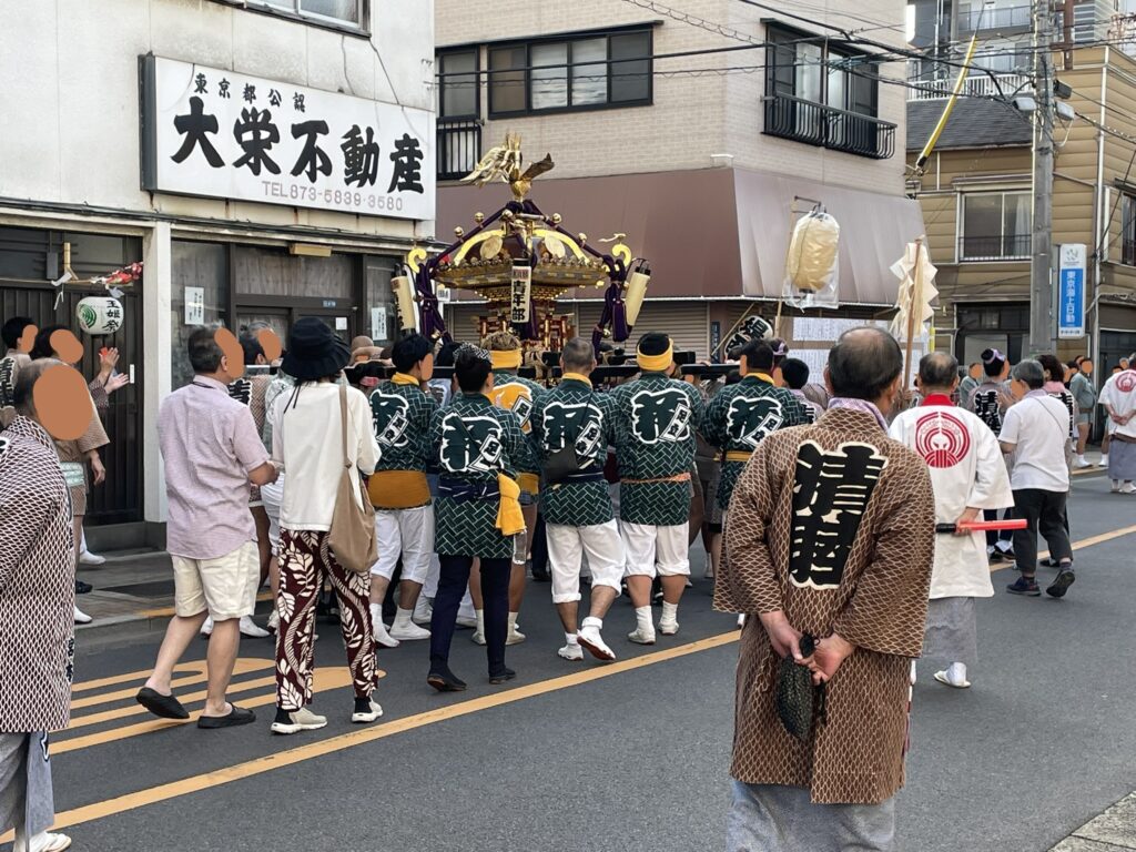 沿道の人々と、町内を巡る神輿。