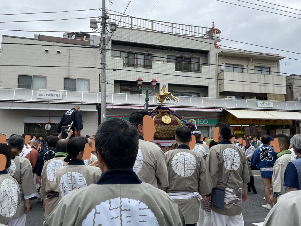 氏子に担がれて進む、玉姫稲荷神社の本神輿。