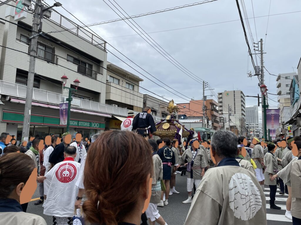 沿道に大勢の人が集う、本神輿の渡御。