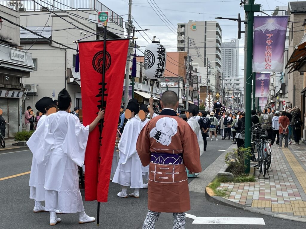各町内をまわる、玉姫稲荷神社の本神輿。