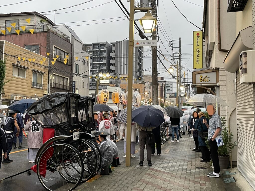 雨の街を、玉姫稲荷神社へ帰る神輿。