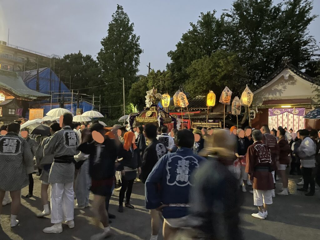 夕暮れ、提灯が灯る玉姫稲荷神社の境内。