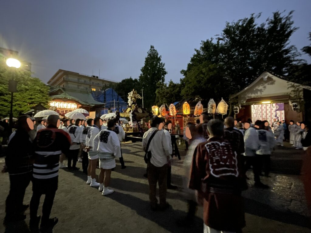 夜の玉姫稲荷神社と、本神輿。