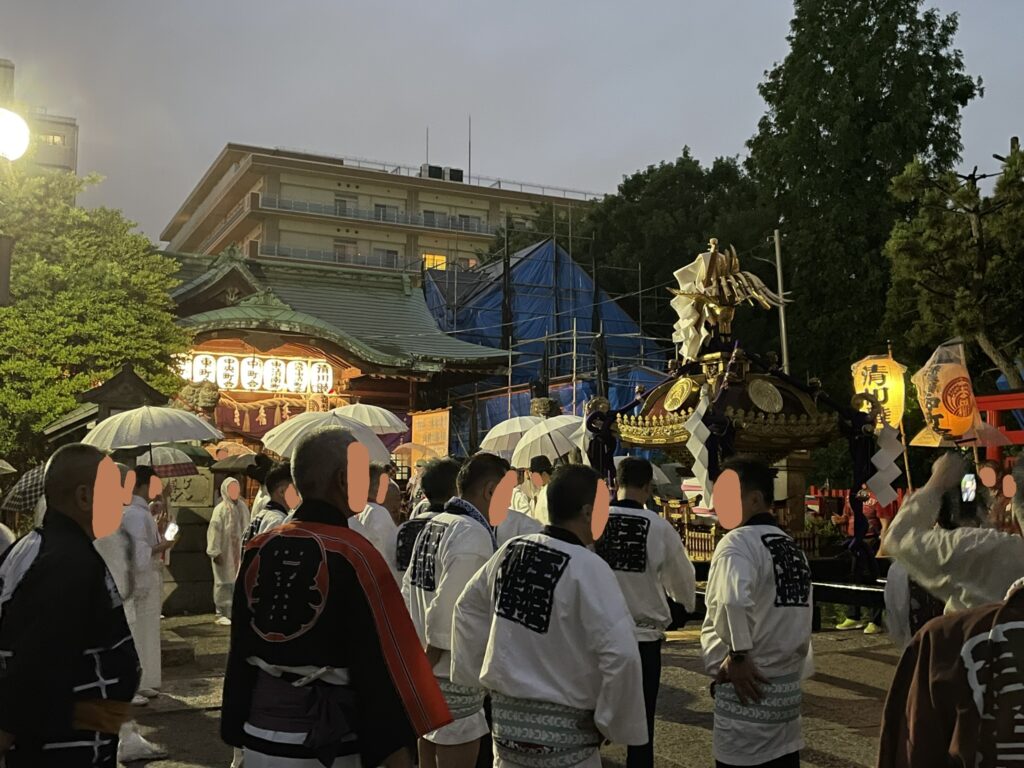 夜、玉姫稲荷神社に帰り着いた本神輿。