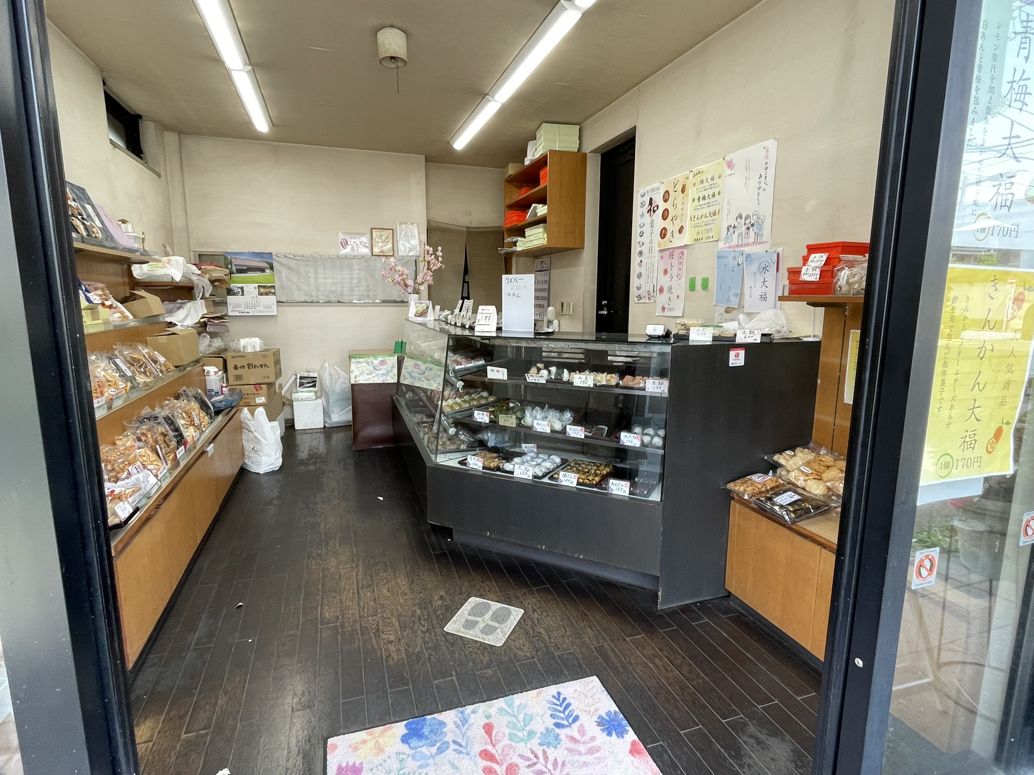 ときわ家さんの店内。ショーケースに美しい和菓子が並んでいる。