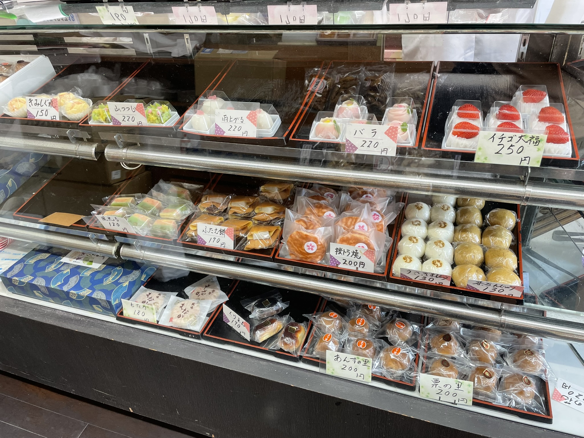 ときわ家さん店内の和菓子。