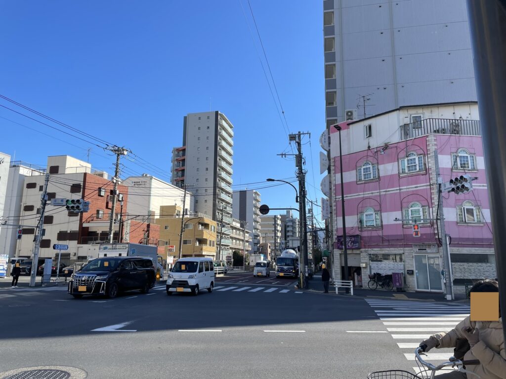 泪橋交差点から望む山谷周辺の街並み。高層マンションやビルと昔ながらの建物が並ぶ風景。