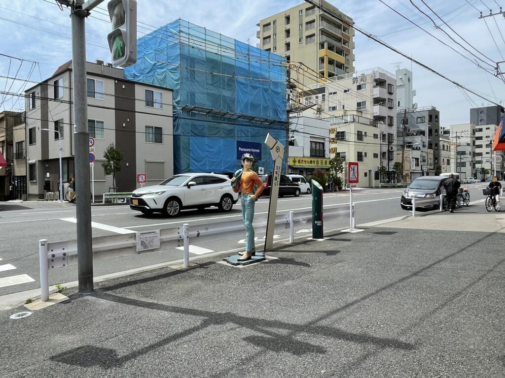 土手通り沿いに立つ「あしたのジョー」の主人公・矢吹丈のモニュメント。