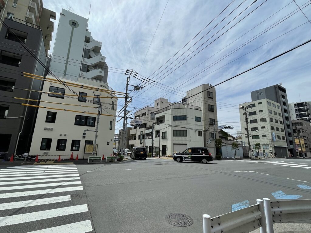 矢吹丈のモニュメントがある、現在の土手通り付近の街並み。新しいマンションと昔ながらの建物が並ぶ山谷の風景。