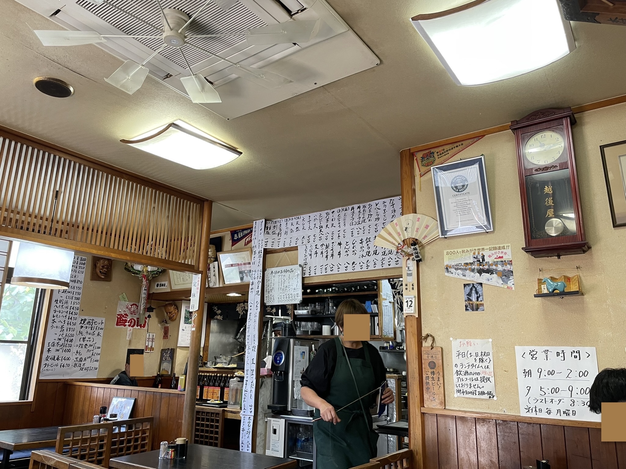 越後屋さんの店内奥にあるレジ前の様子