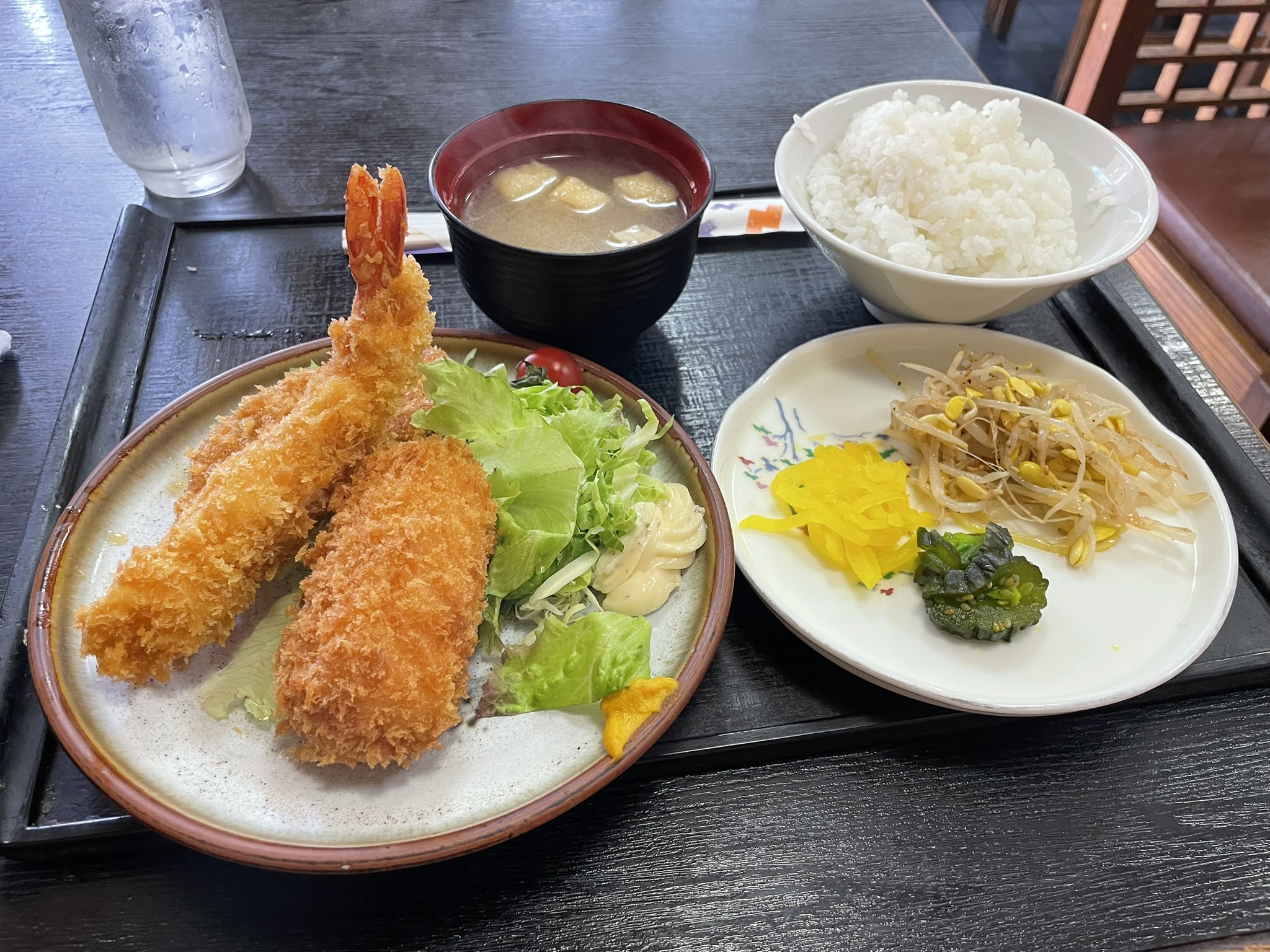 越後屋のミックスフライ定食。エビ・ハムカツ・クリームコロッケともやしナムル、ごはん、味噌汁の膳